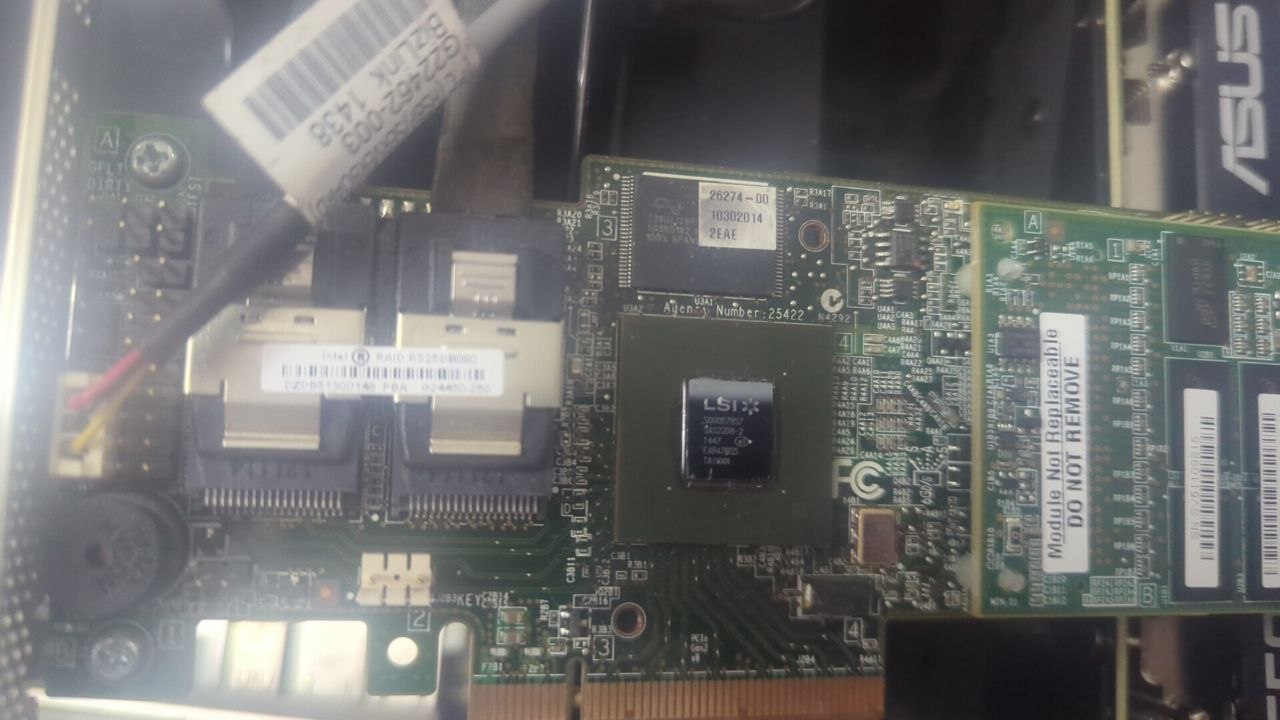 Controller RAID RS25DB080 senza dissipatore, con il chip esposto prima della nuova pasta termica.