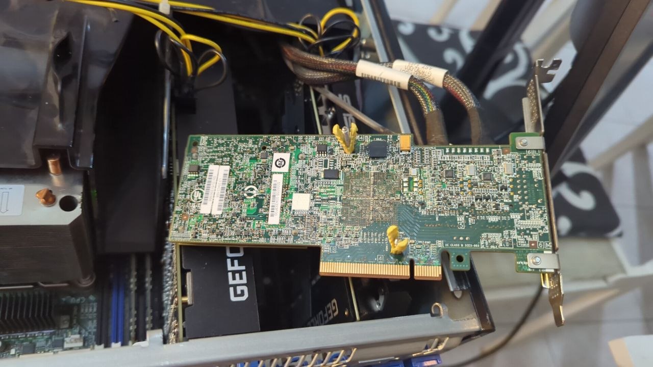 Fix temporaneo con tasselli per tenere in posizione il dissipatore del controller RAID