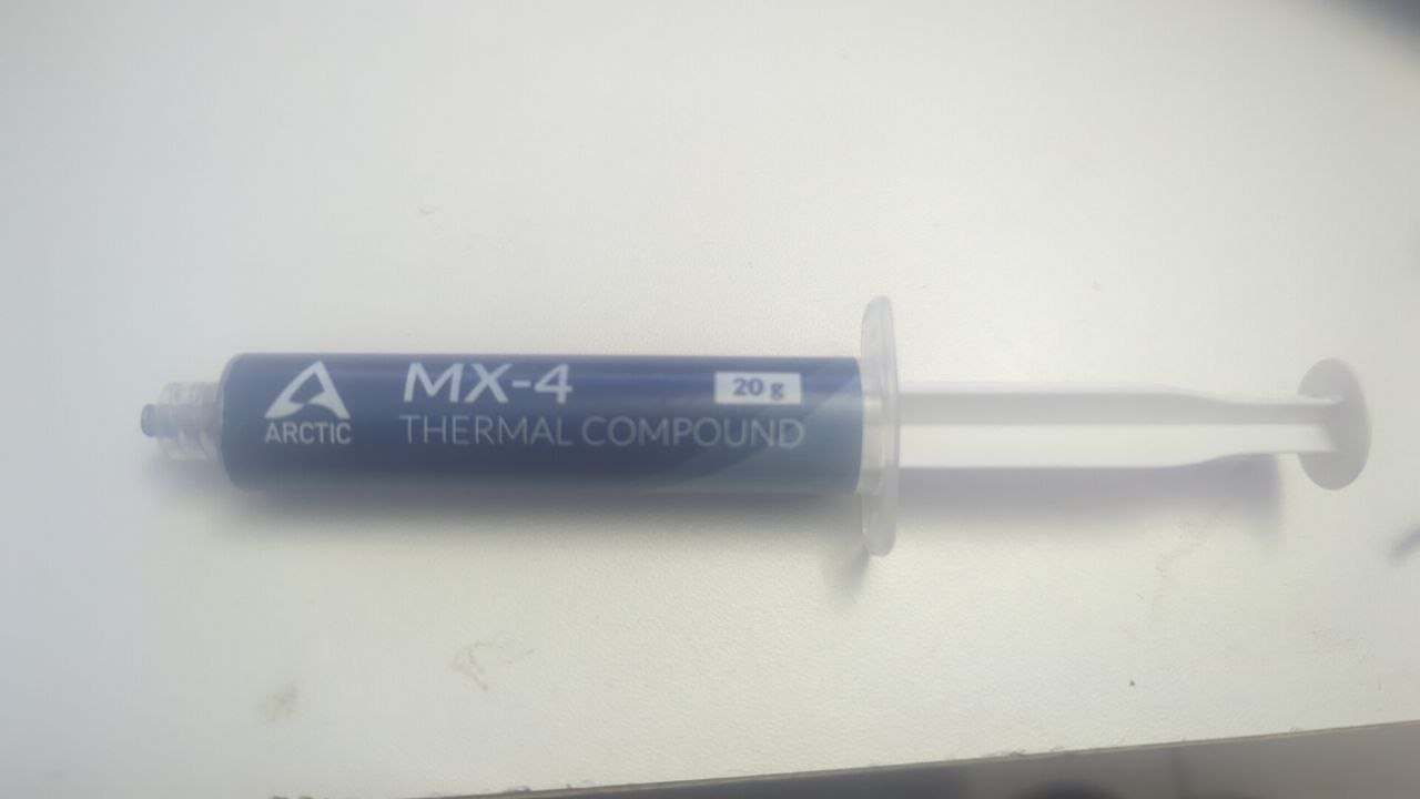 Applicazione della pasta termica Arctic MX-4 sul chip del controller RAID.
