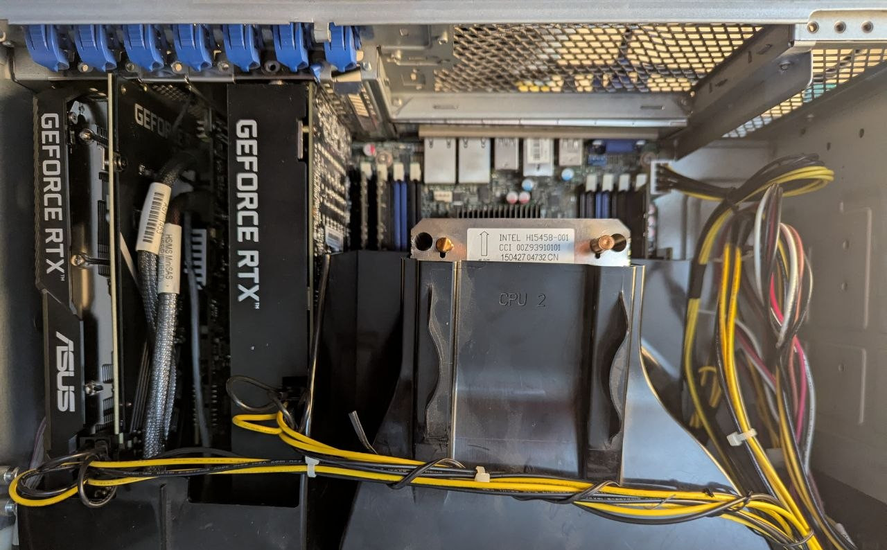 Server F.A.I.T.H. con le GPU montate all'interno del case
